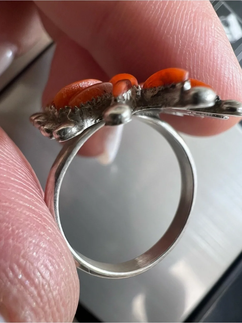 VTG Native American Zuni sterling silver ring featuring coral needlepoint - Picture 10 of 16
